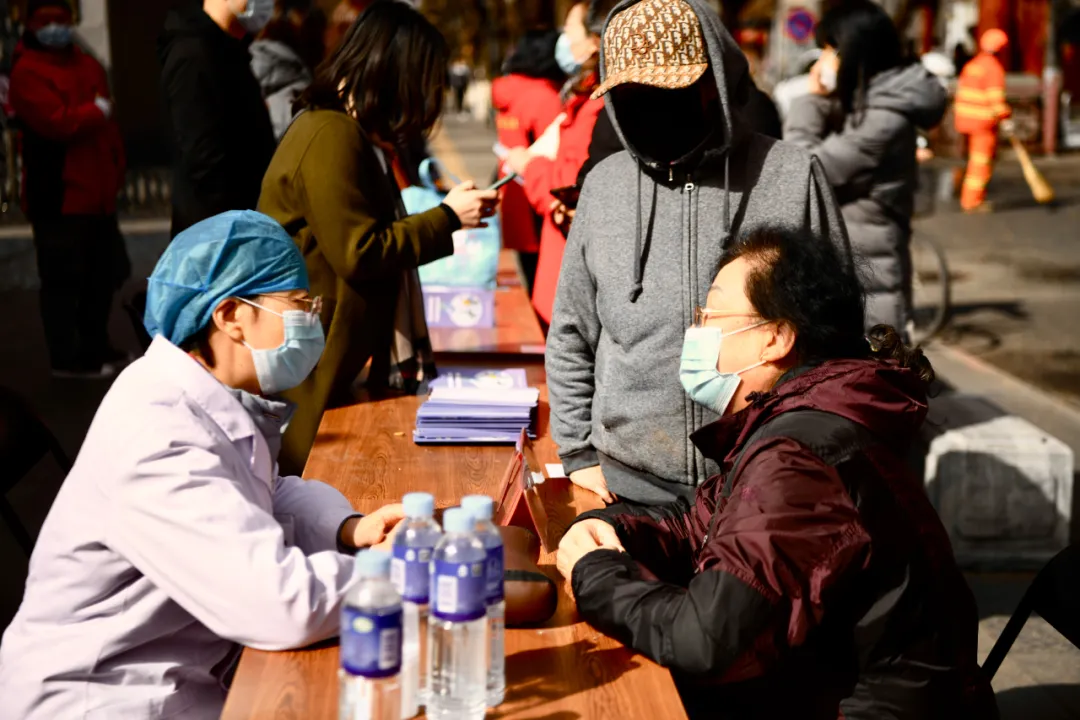 “敲门行动”将新冠疫苗接种宣传做到“家”