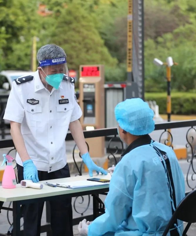 点赞！“60后”老民警冲在抗“疫”一线