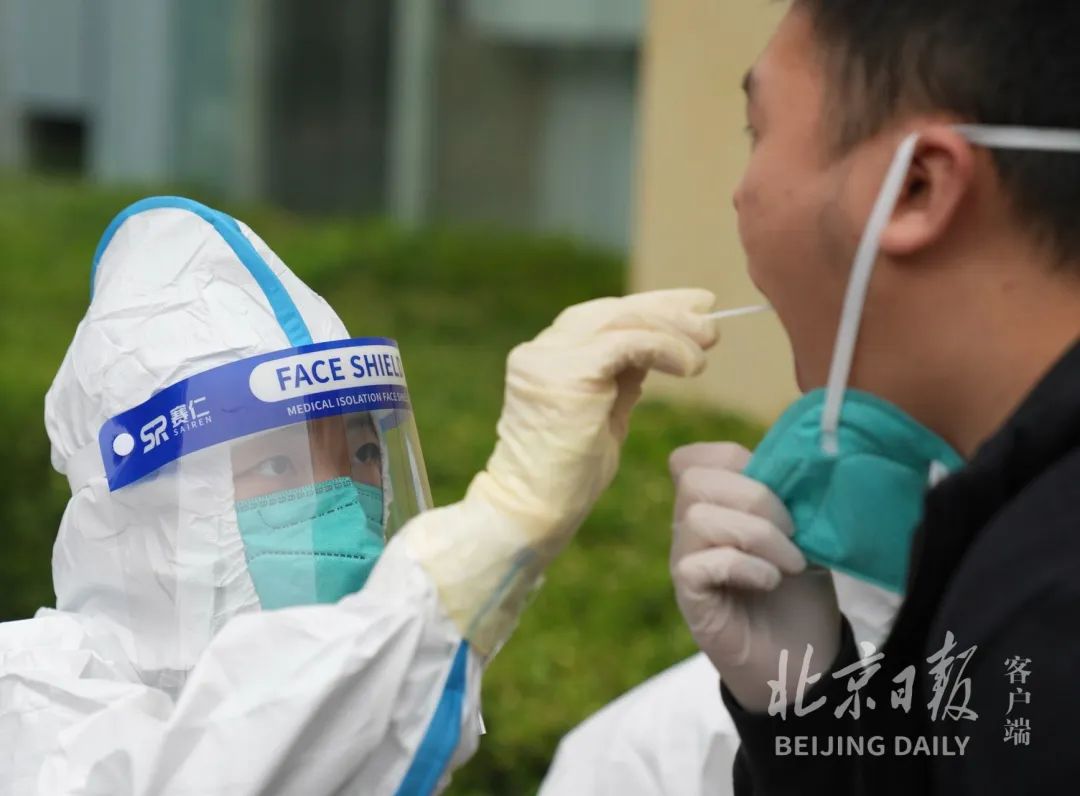 直击丰台封控考点！她走出考点，工作人员报以热烈掌声