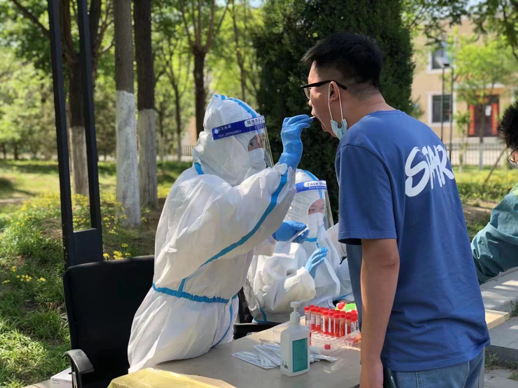 “南丁格尔”精神之光照亮抗疫路——记海淀医院“特别奉献奖”获得者马娜