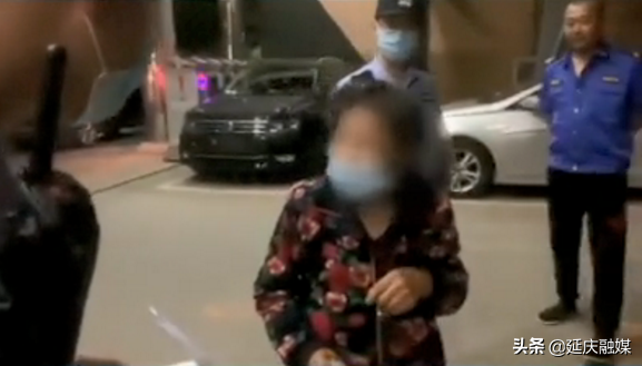 终于找到家人了！老太深夜散步迷路 延庆融媒热心帮助～