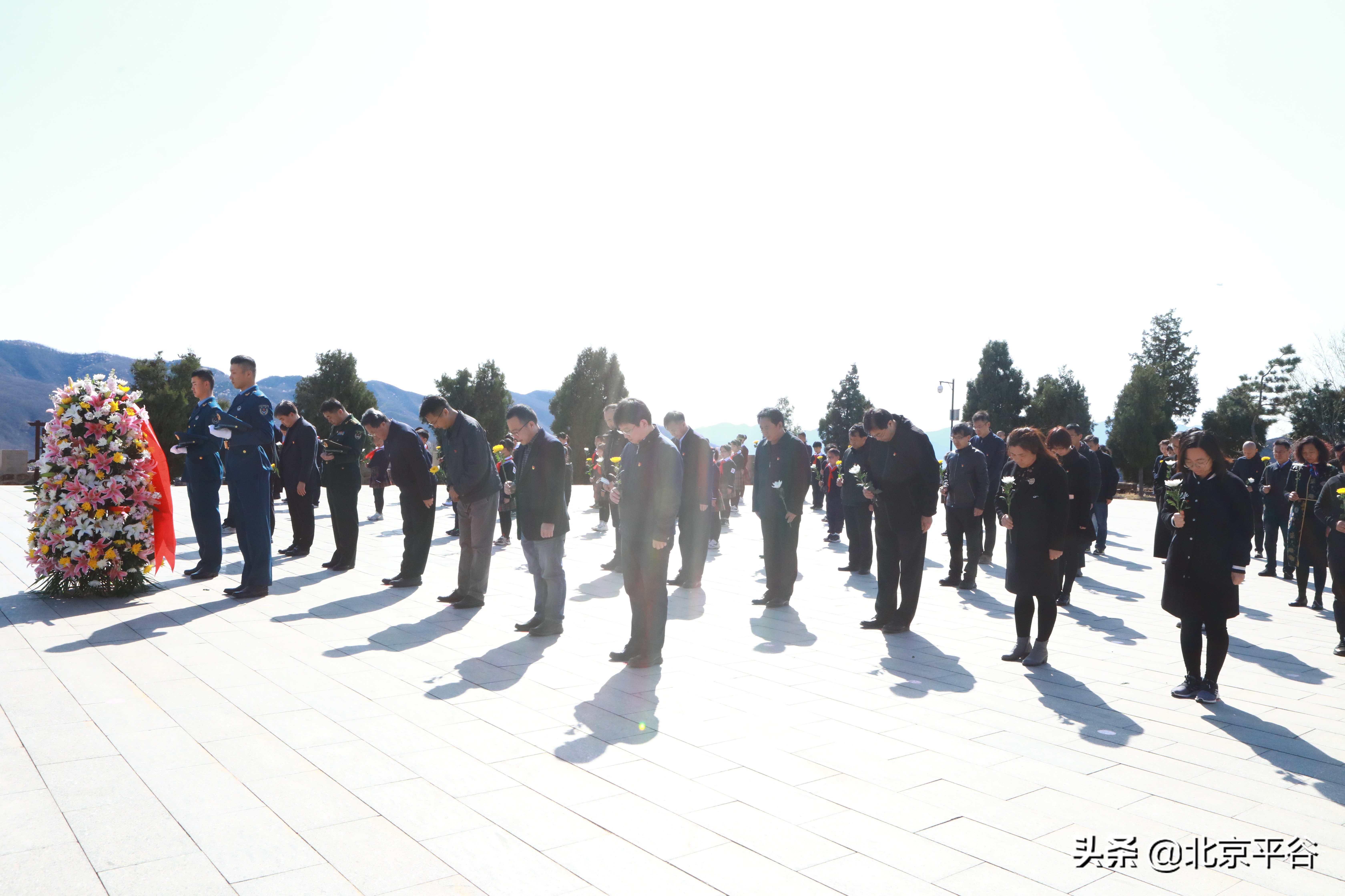 平谷区党员、干部、群众和学生代表开展清明祭英烈活动