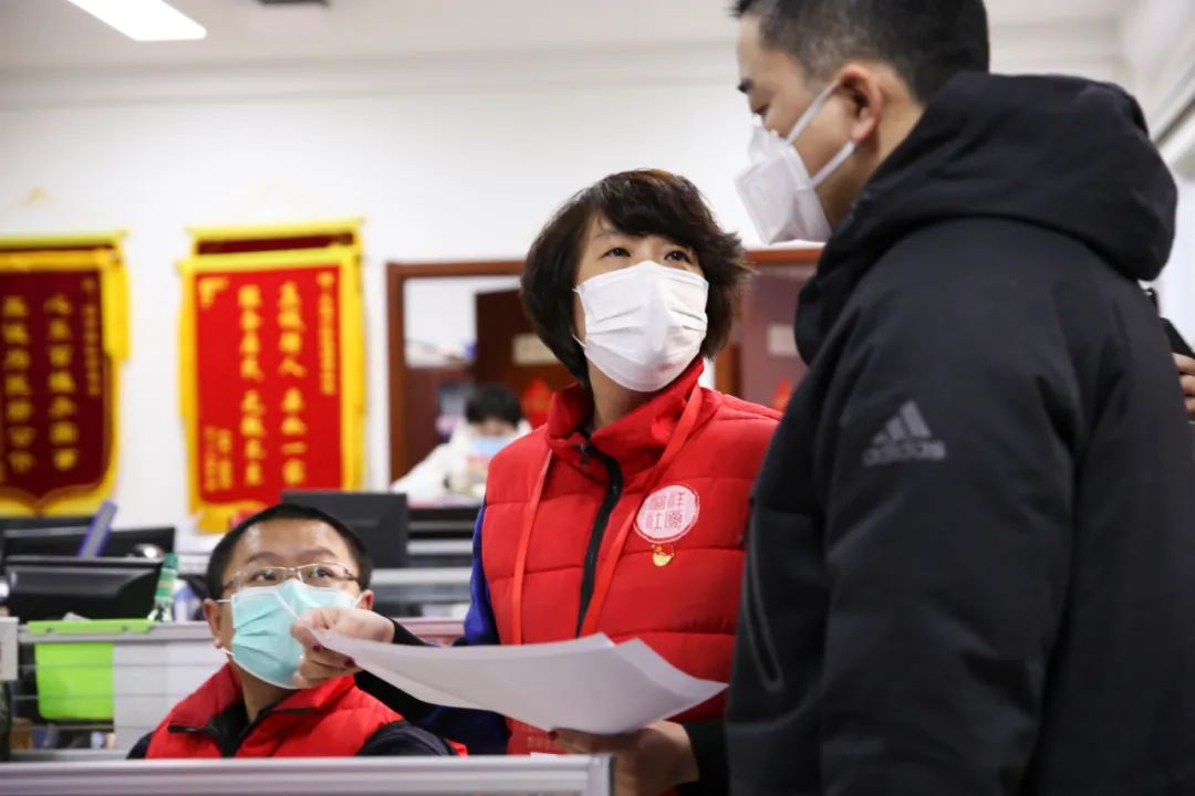 践行以人民为中心的发展思想，构筑共建共治共享社会治理新格局