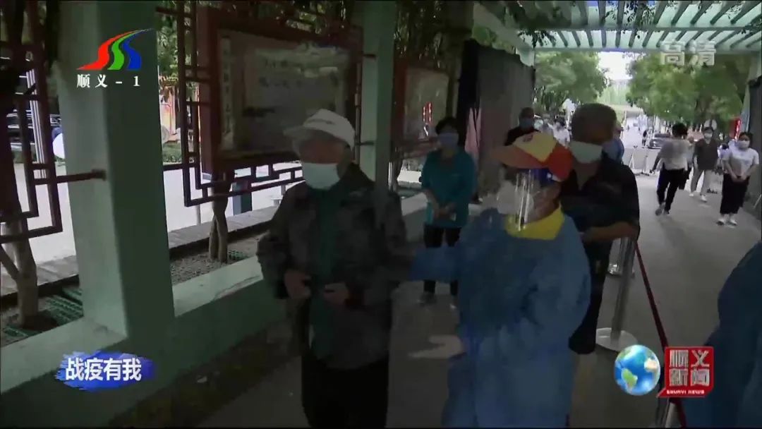 “柠檬黄”化身“志愿蓝”，顺义区公共文明引导员支援社区防疫一线