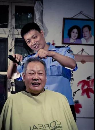 这位片警，“管得最宽”