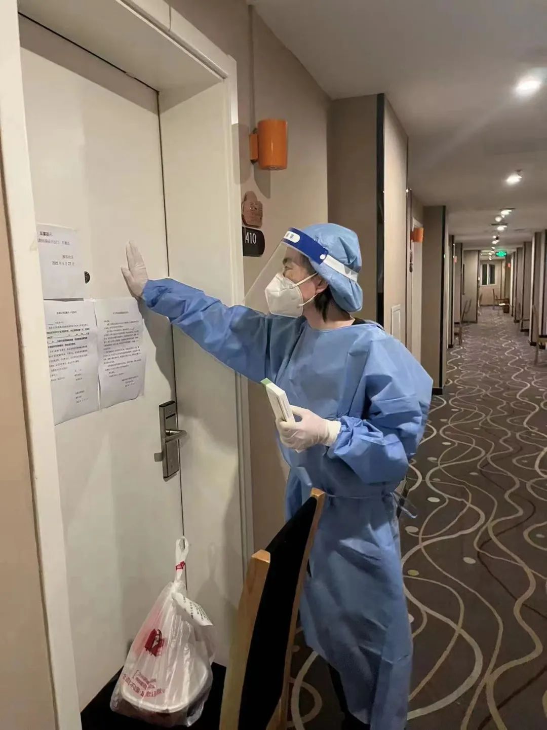 东城严格做好封管控区规范管理和服务保障，“大白”郑重承诺：“无论大事小事，我们都管！”