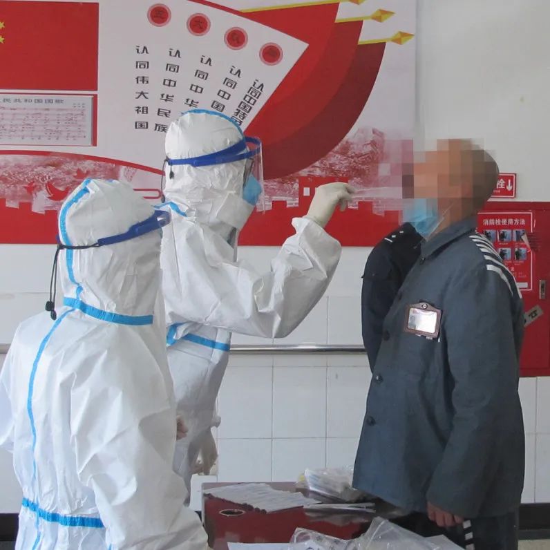 一袭白衣作铠甲 疫中护士写忠诚