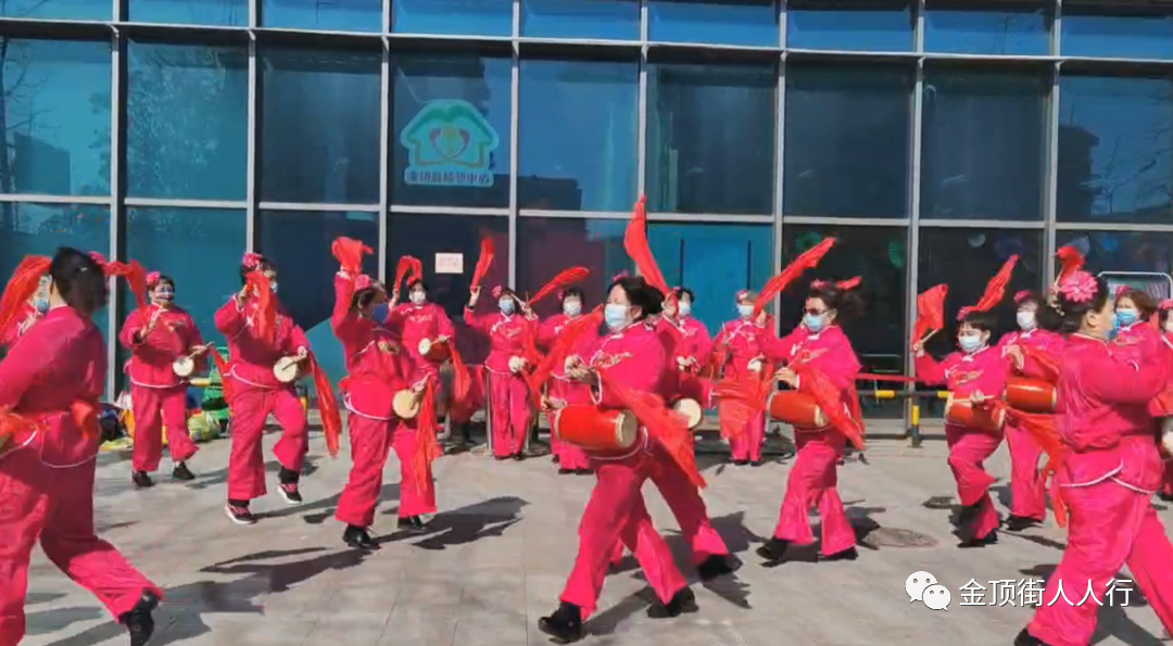 腰鼓队齐上阵 金顶街街道疫苗接种宣传也太飒了！