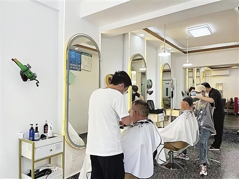 理发店恢复营业解决居民“头等大事”
