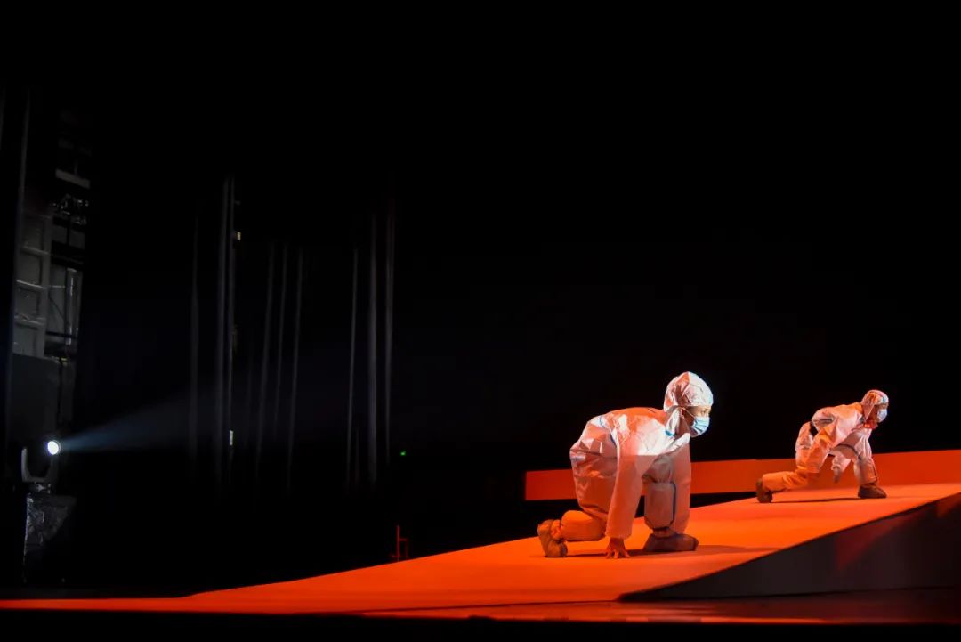 大戏东望 | 感动100%！东城原创抗疫话剧《14天》正式开演，温暖又催泪