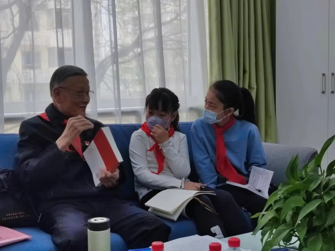 青少年聆听“五老”志愿者讲述石景山历史——陈国华讲述石景山区艰苦奋斗建设史