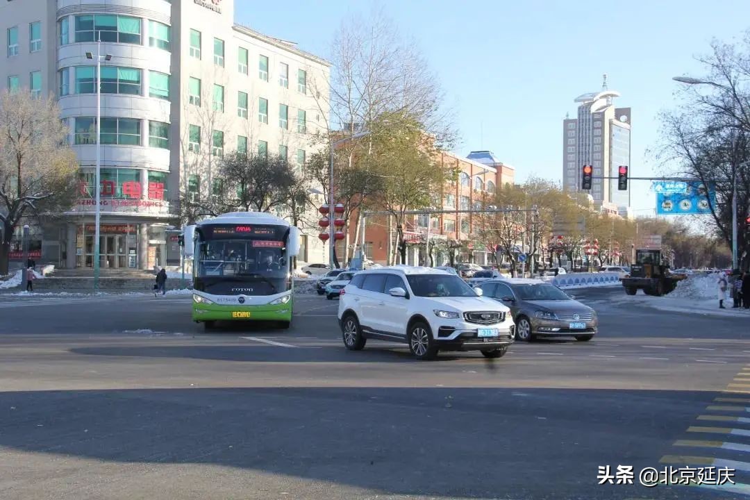 延庆环卫工人连夜扫雪，致敬那些在风雪中为我们坚守的人