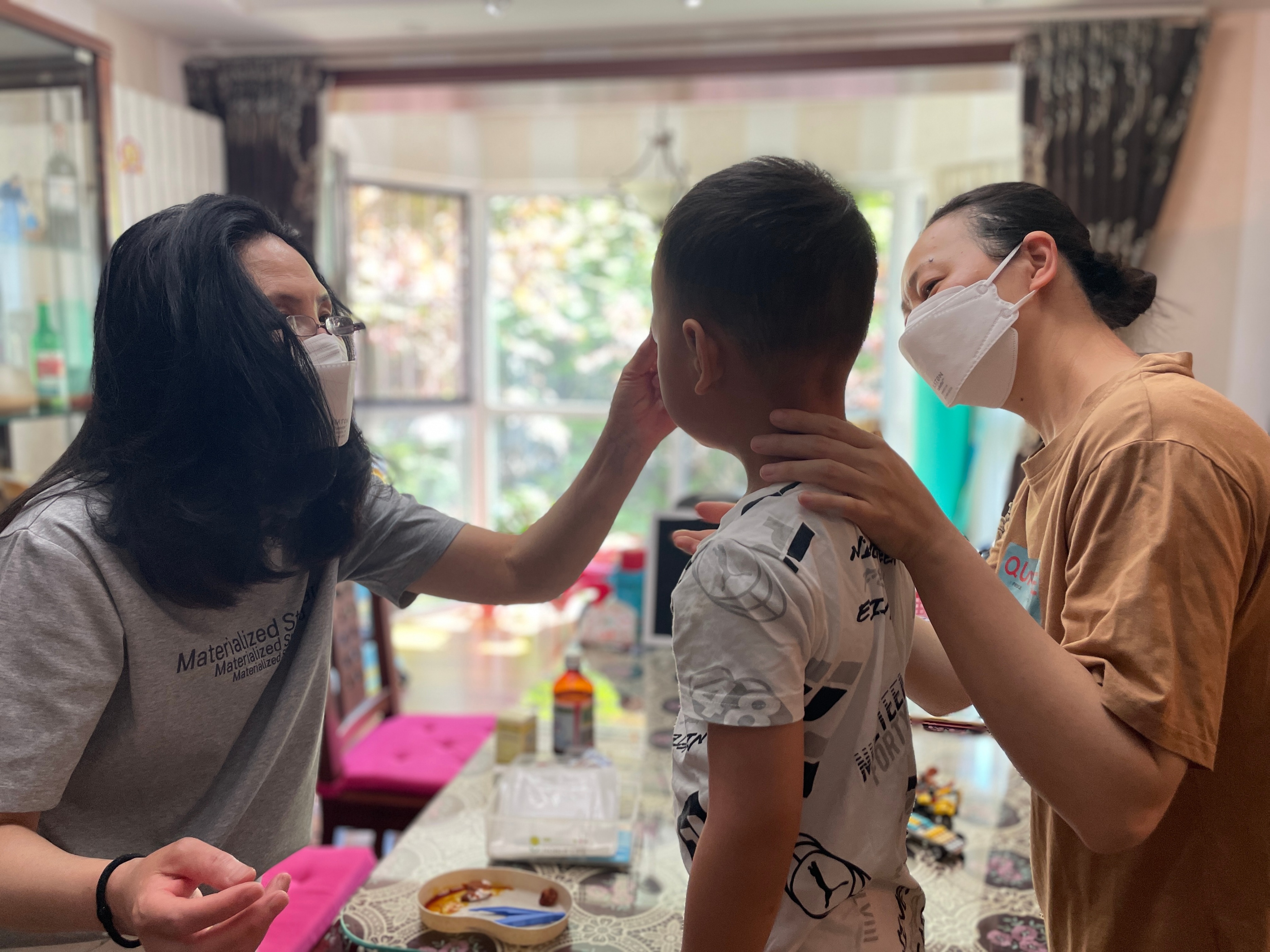 “医护天团”“医”心战“疫”安民心——天兆社区医护志愿者为居民无偿提供应急医疗服务