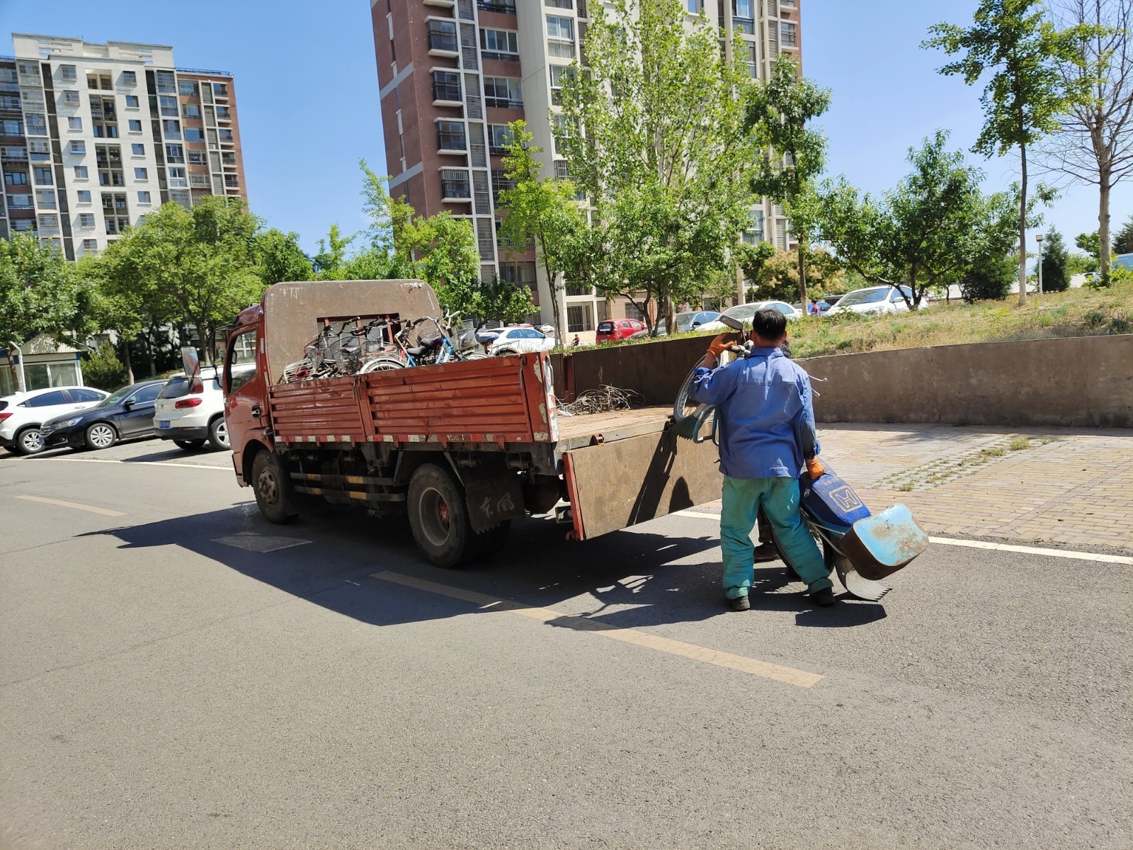 平谷区夏各庄镇开展“僵尸车绿色换购”活动