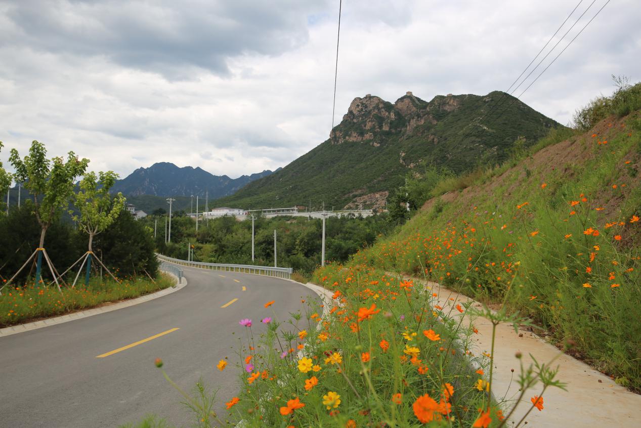 密云区古北口镇迎来市郊铁路怀密线正式开通运营后第一批游客
