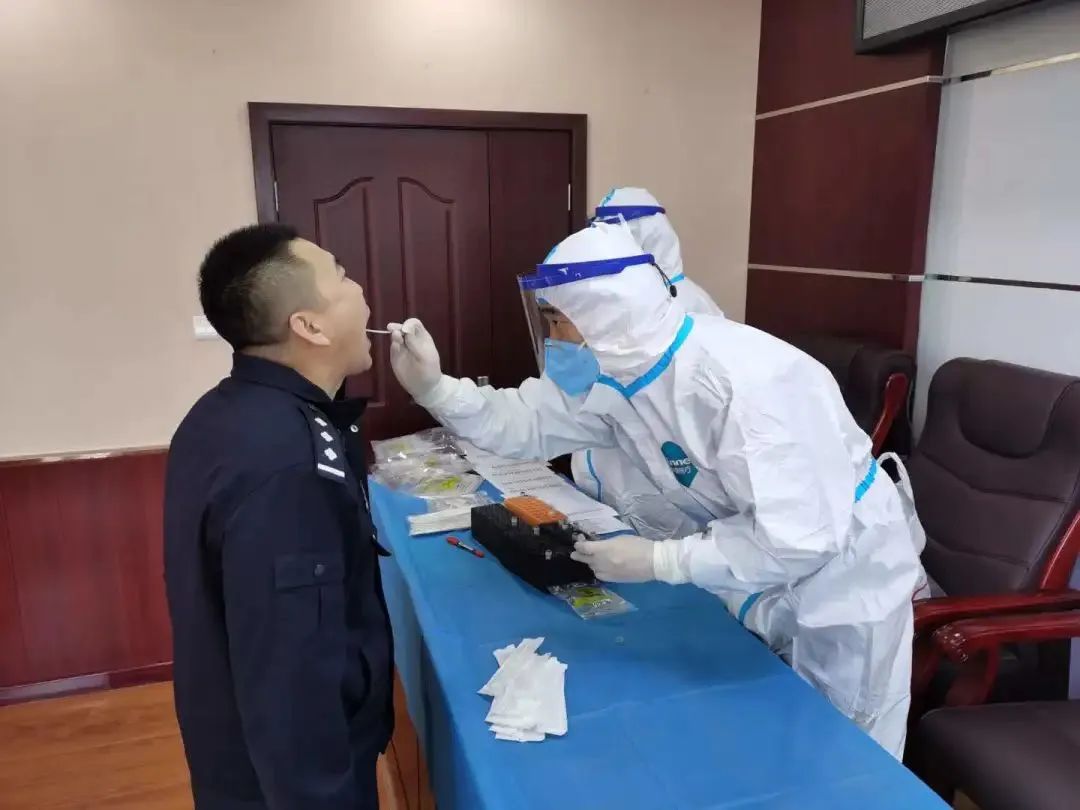 一袭白衣作铠甲 疫中护士写忠诚