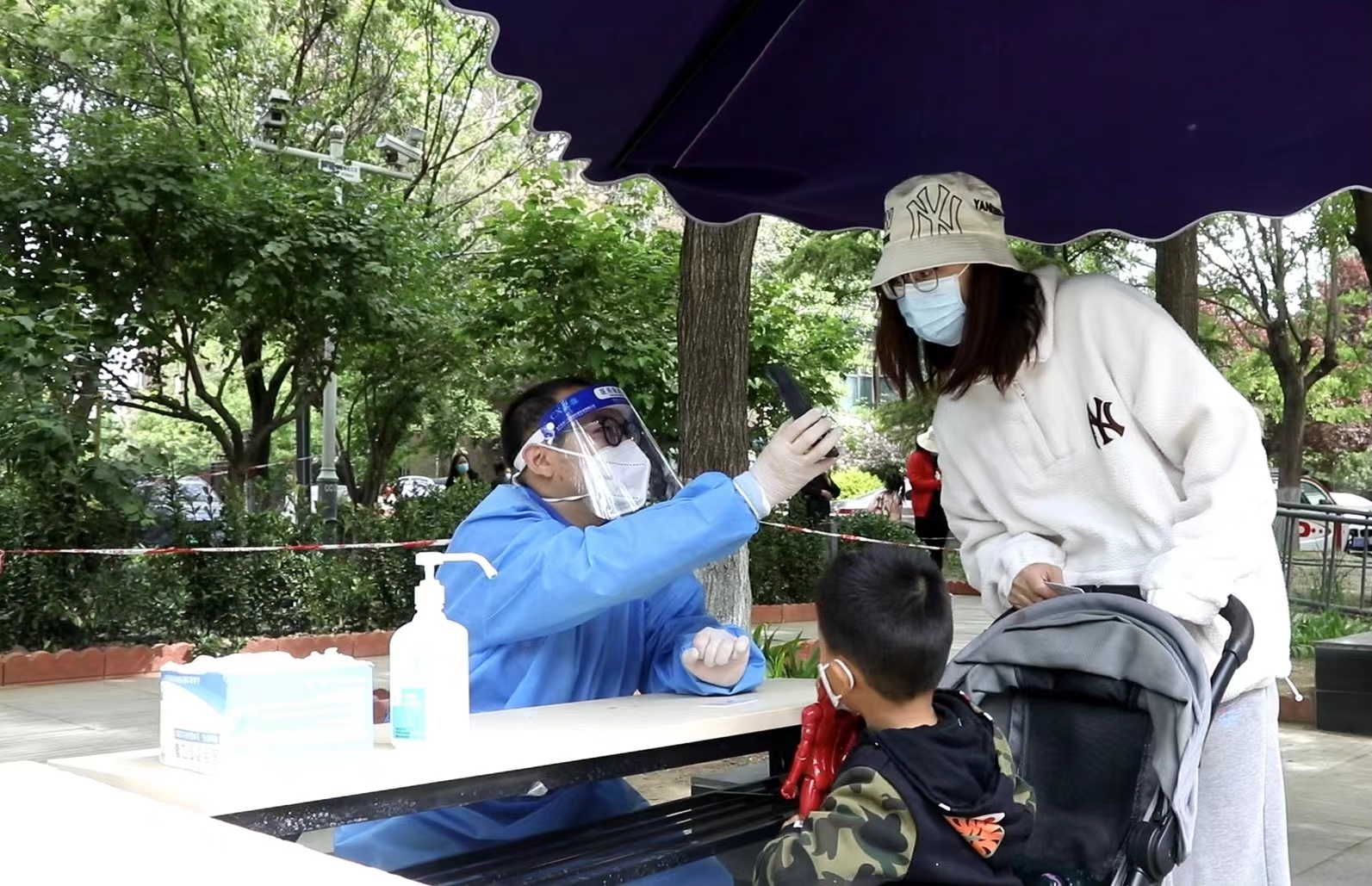 “疫”线上那一抹一抹柔柔的暖心蓝——海淀区城管执法局党员志愿者下沉“双联系”社区一线助力核酸检测