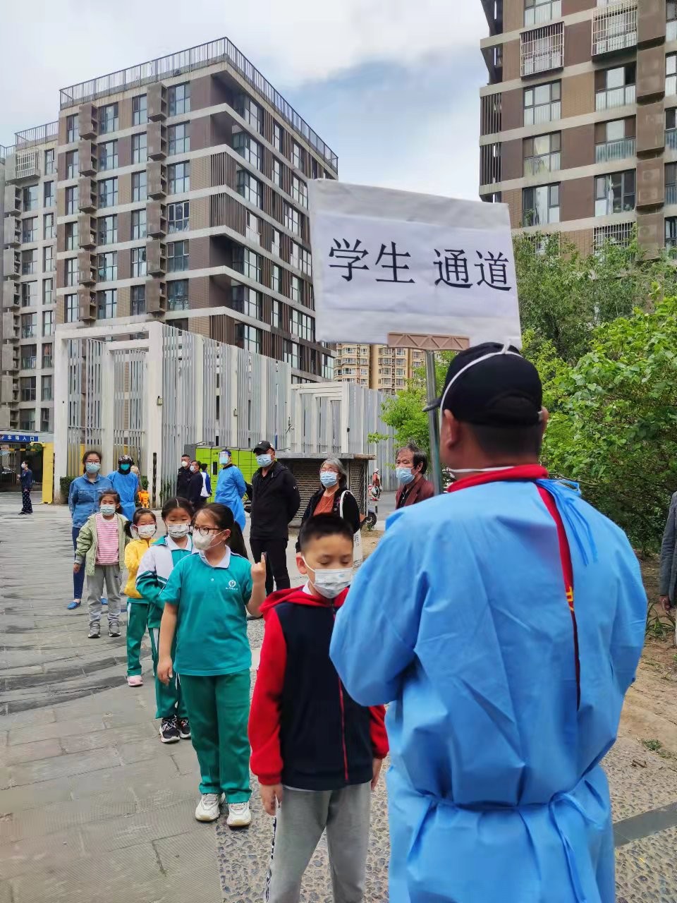 丰台抗“疫”纪实之宛平街道：“绿色通道” “党员护卫队”全力保障“一老一小”进行核酸检测