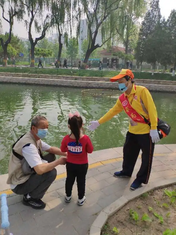 东城区公共文明引导员“五一”期间开展假日志愿服务活动