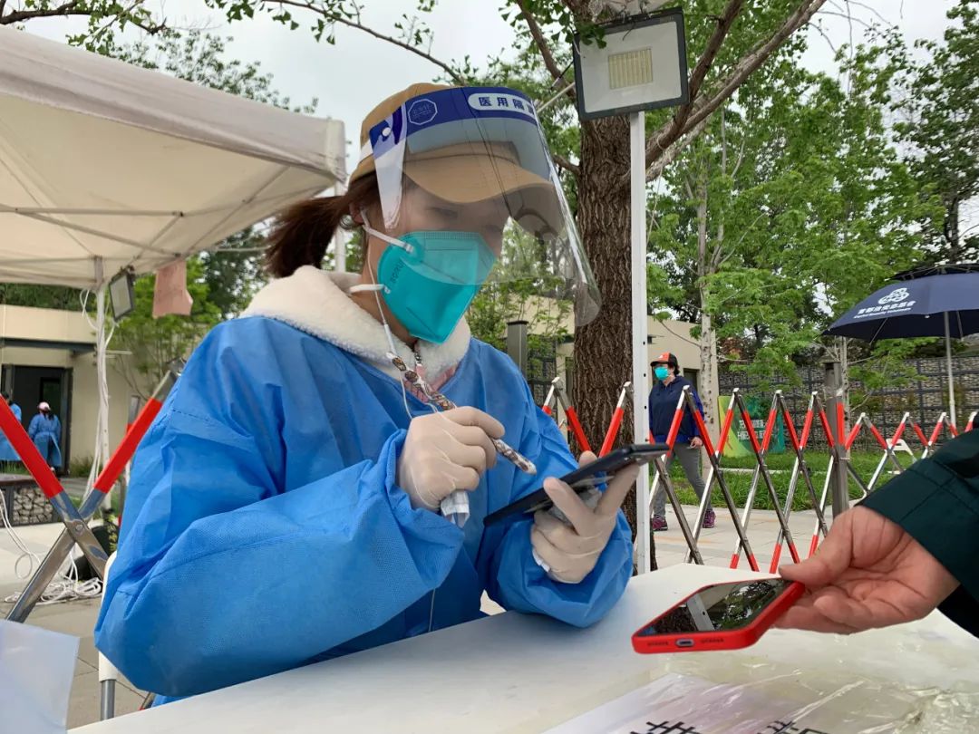 厉害了！小姑娘自制“点触笔”方便妈妈核酸检测信息录入