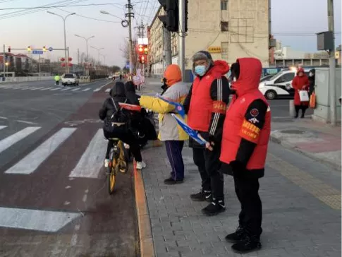 “迎冬奥 保畅通”丰台志愿者扮靓文明交通示范路口