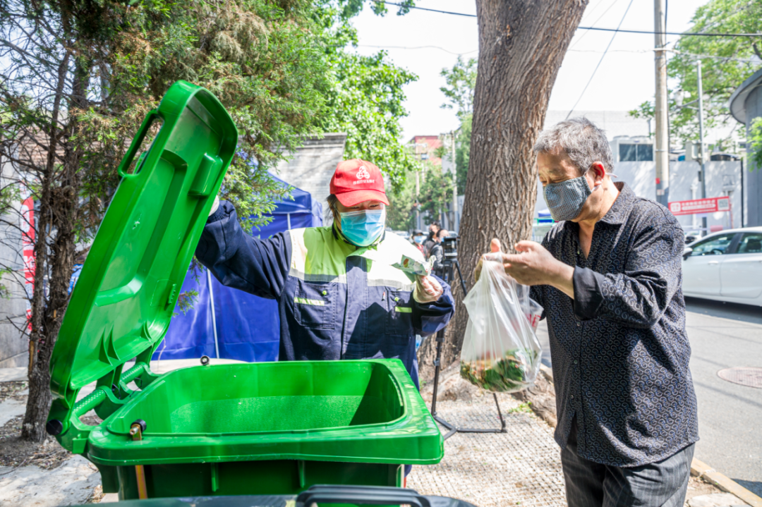 践行以人民为中心的发展思想，构筑共建共治共享社会治理新格局