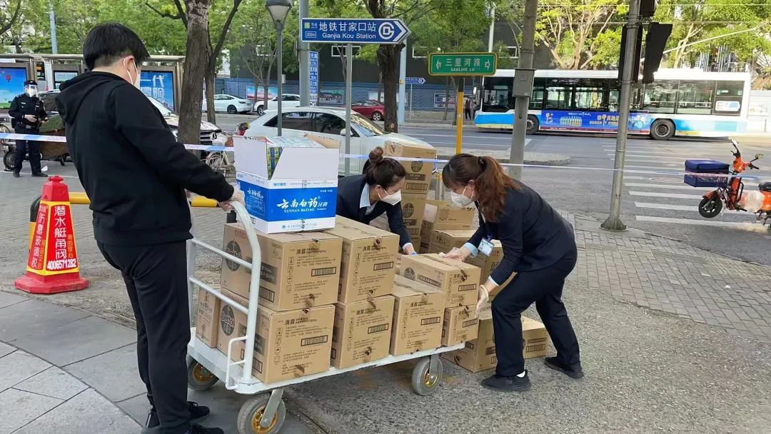 在战“疫”中闪光！他们在城市运行保障各领域，重担上肩，冲锋在前——