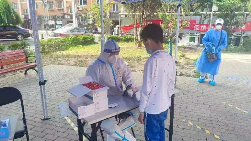 鲁谷街道五芳园社区身边榜样·疫情之下“凡人小事” ——社区疫情防控“多面手”谭勇