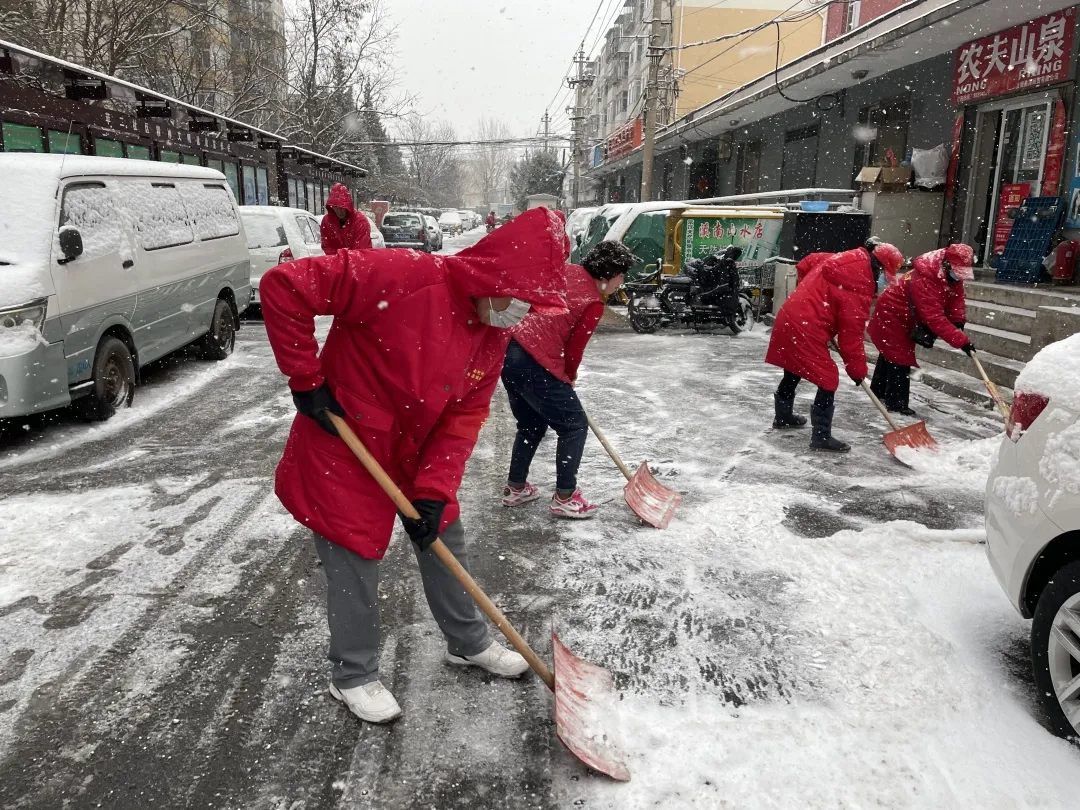 望雪而行——石景山各街道各部门积极开展冬奥期间扫雪铲冰行动！