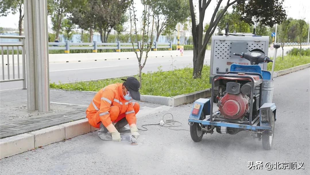 【创城有我】顺义区环卫中心清“癣”神器治顽疾！