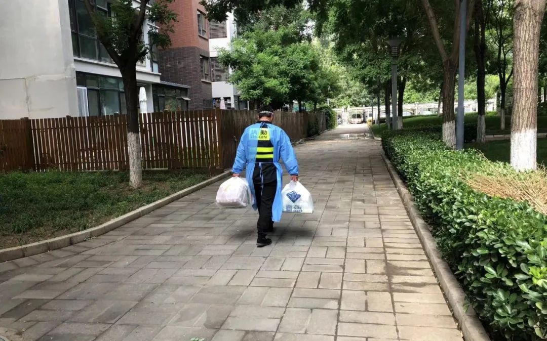 李桥镇封闭管控区妥善安置宠物寄养 让转移隔离居民安心