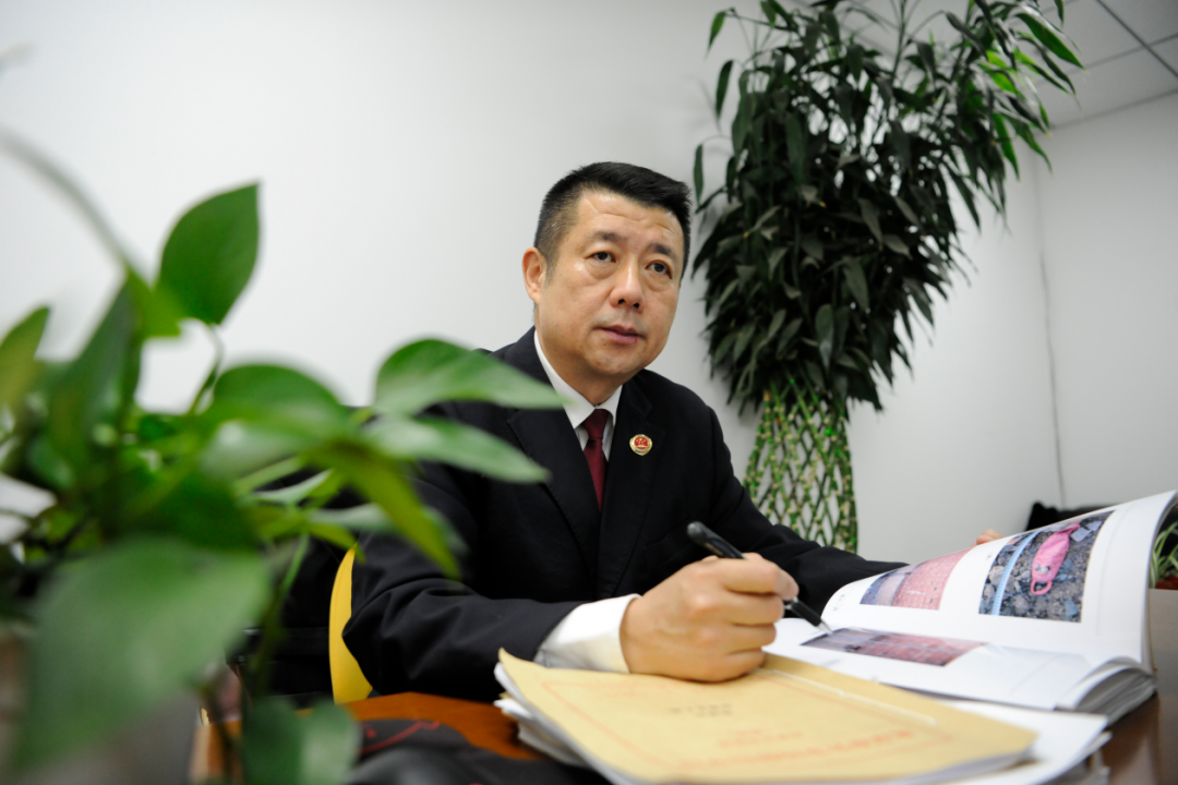 他用认真与坚持，还原了一个又一个案件真相