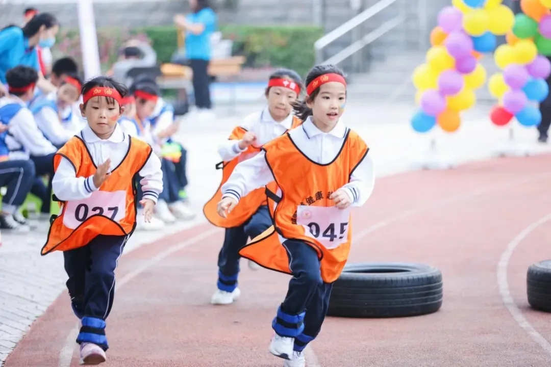 多彩活动阵地 共建文明校园