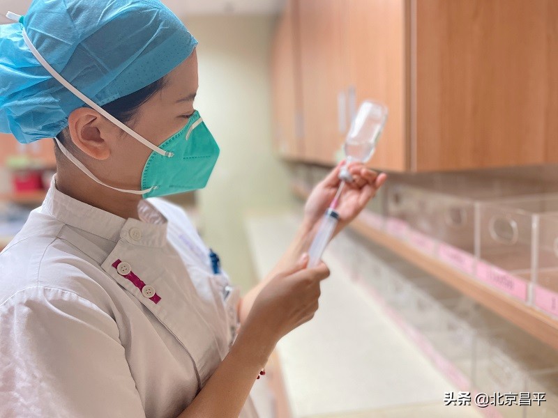 支援核酸采样突遇晕厥老人，她们迅速施救！