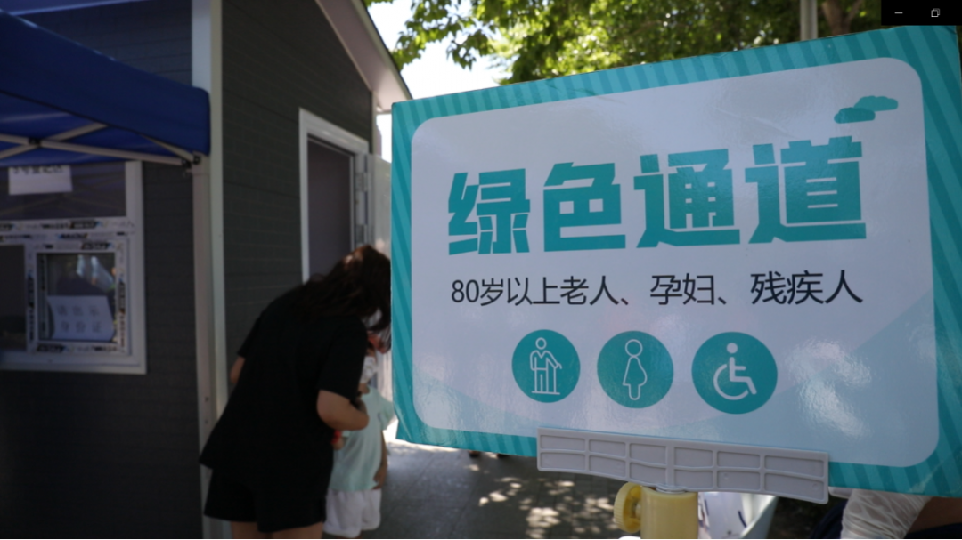 海淀核酸检测点，这位“教师大白”频繁将身体探出窗外
