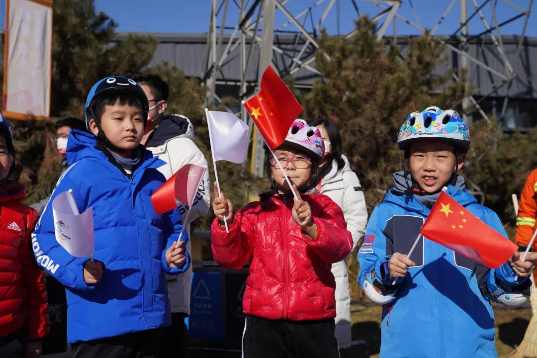 看~石景山之光！火炬传递他们全程保驾护航......