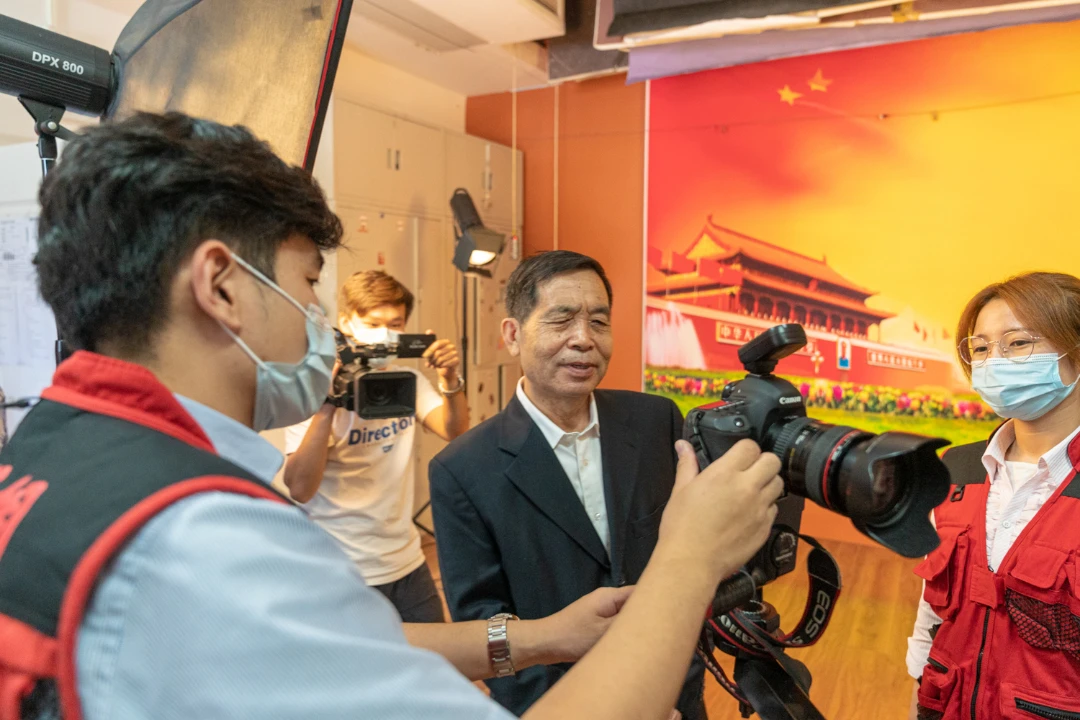 老兵拍摄生日照与祖国共庆生