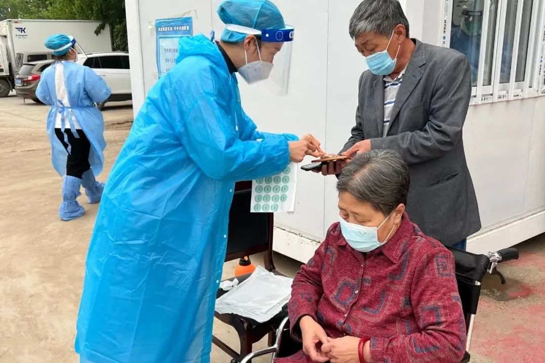 “疫”无反顾！“背奶妈妈”断奶坚守抗疫一线