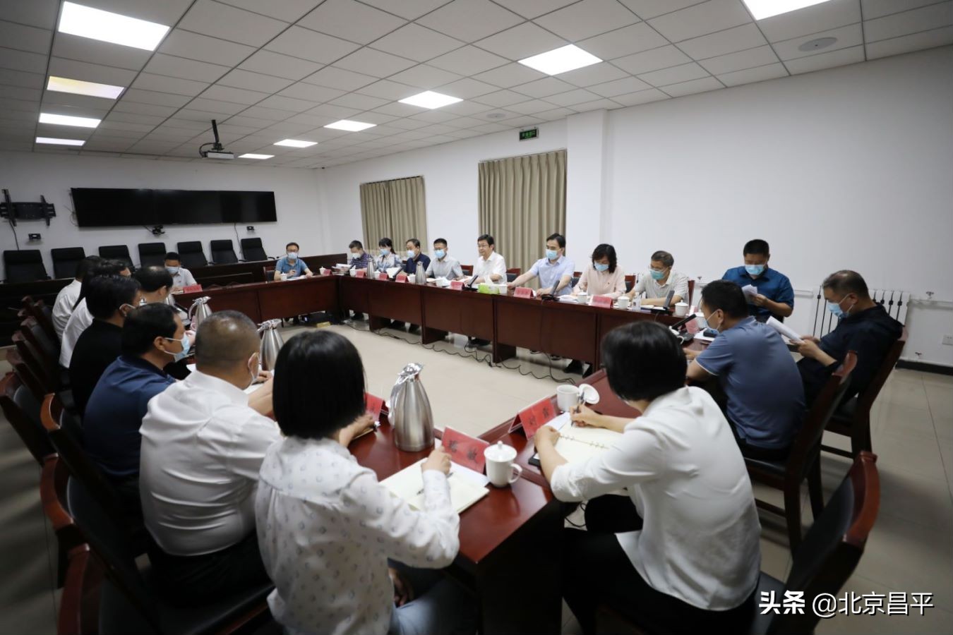 打响“特色小镇 美丽流村”发展品牌！甘靖中带队到昌平区流村镇调研指导工作