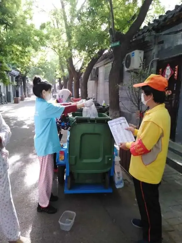 东城区深入开展“东城柠檬黄垃圾分类我先行“活动