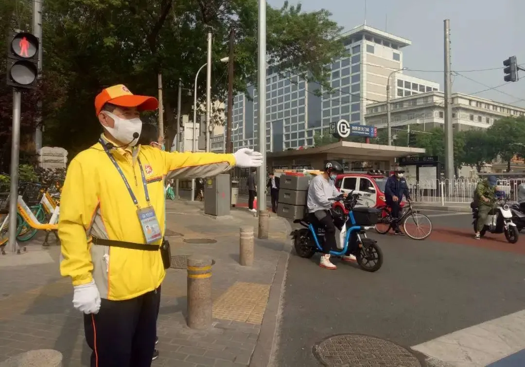 东城区公共文明引导员“五一”期间开展假日志愿服务活动