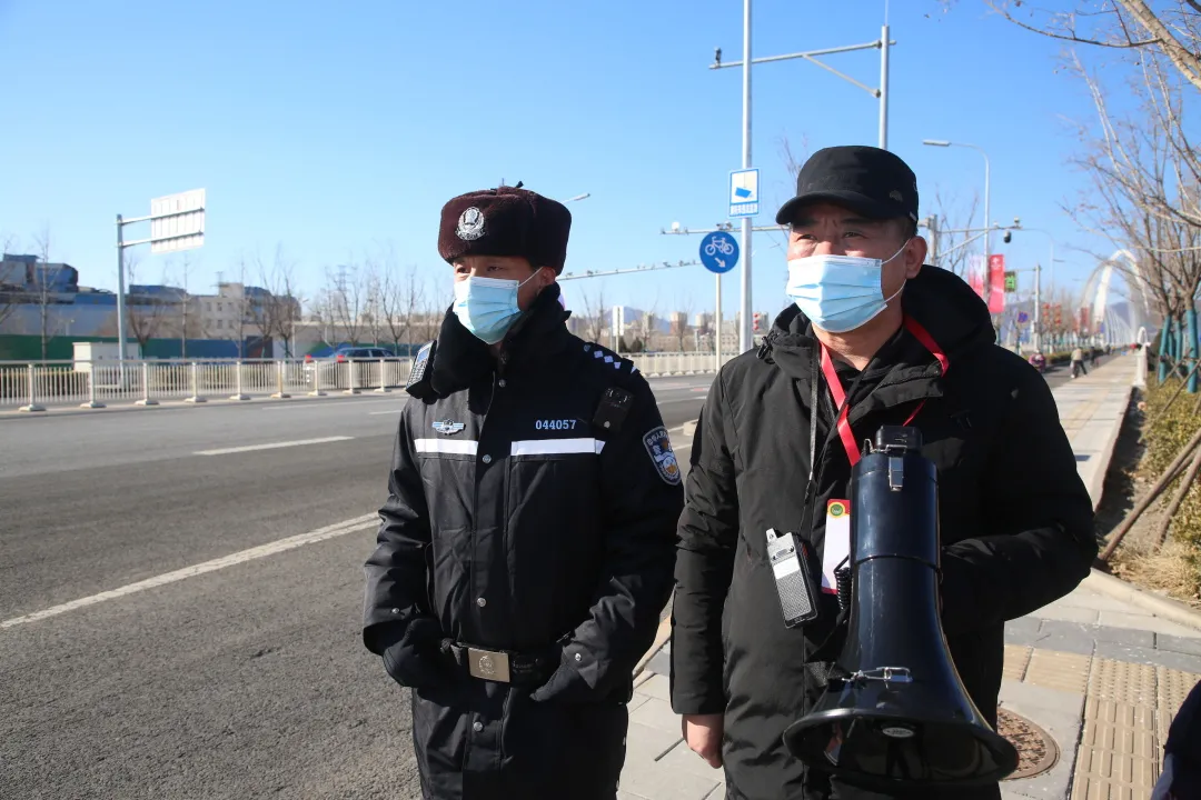 看~石景山之光！火炬传递他们全程保驾护航......