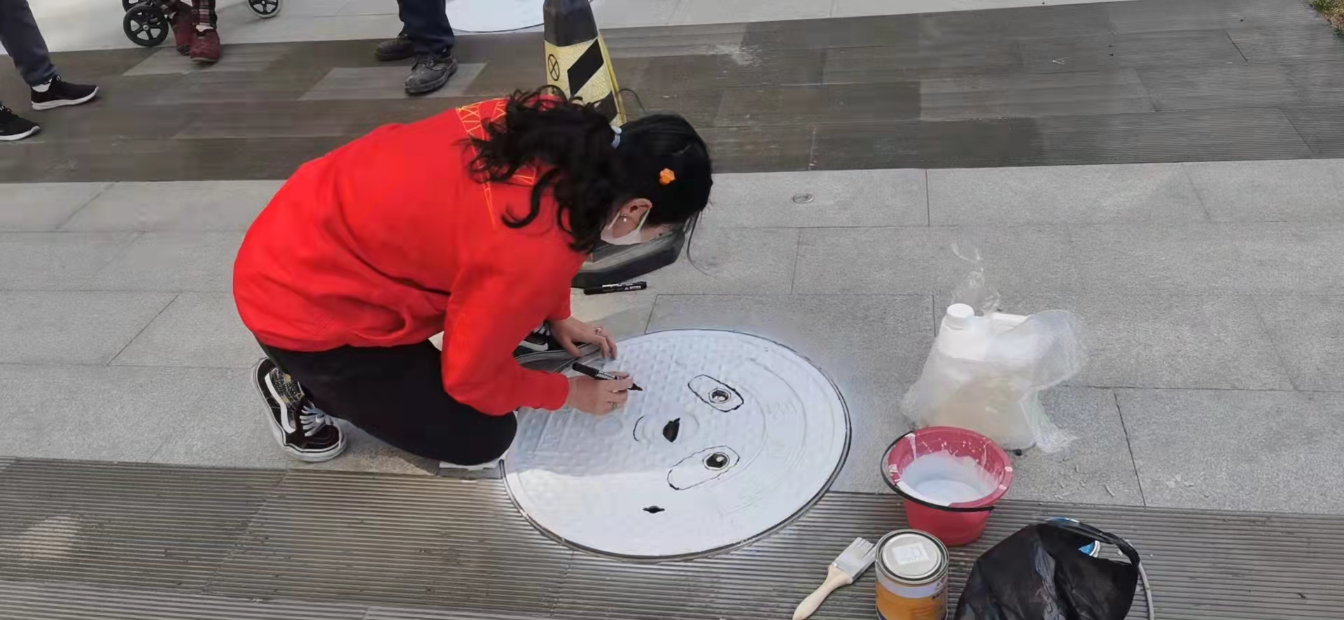 南苑街道井盖变“景”盖 绘出脚下文明风景线