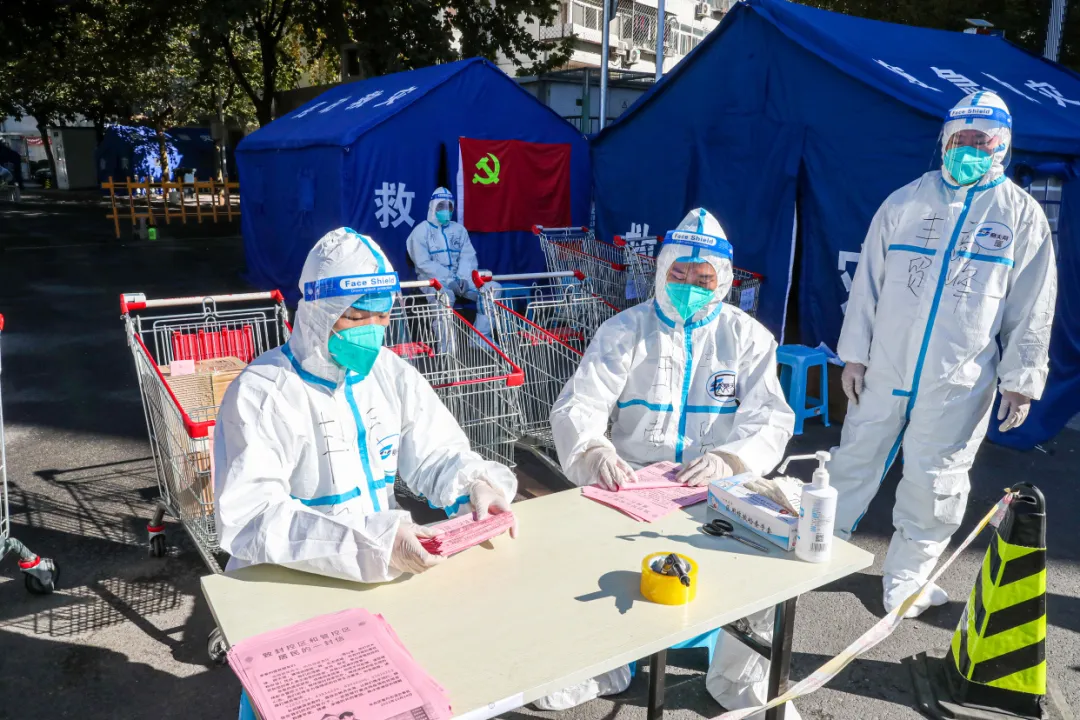 “红色力量”临时党委成为封闭小区居民群众的主心骨