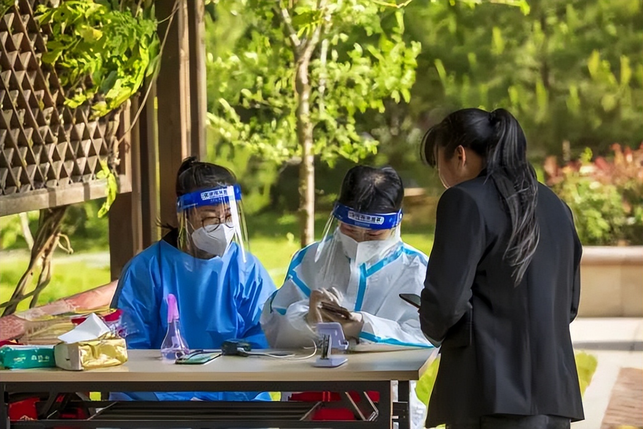 反诈两米线、百米遮阳棚“巧”利用，居民连声叫好