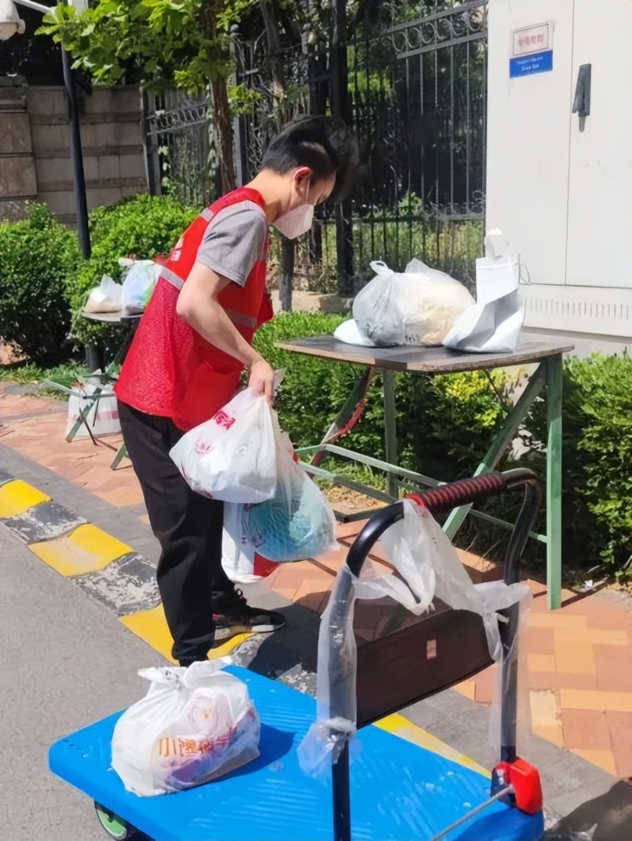 烈日下，“金一代”青年干警化身“红马甲”传递温情