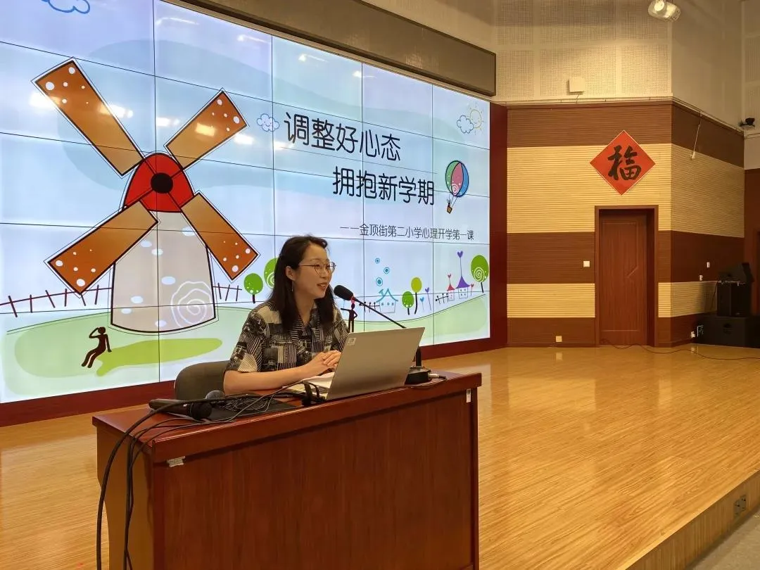 多彩活动阵地 共建文明校园