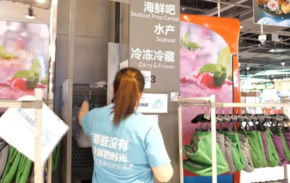 电商配送外卖员以“动”守“静”助抗疫~