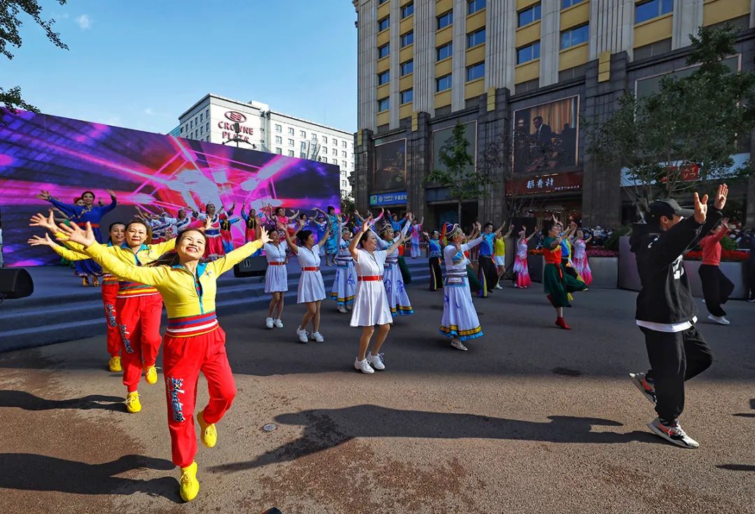 东城区广场舞王府井开赛，舞出金街新活力！