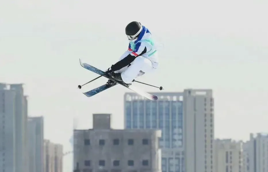 “很酷，背景是山脉、庙宇、城市和钢铁厂！”中外选手盛赞首钢滑雪大跳台